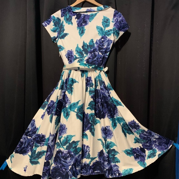 Betty Draper-esque - Picture 2 of 2